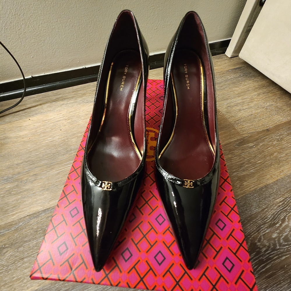 TORY BURCH DOUBLE T BUCKLE PATENT LEATHER PUMP Sz 8.5